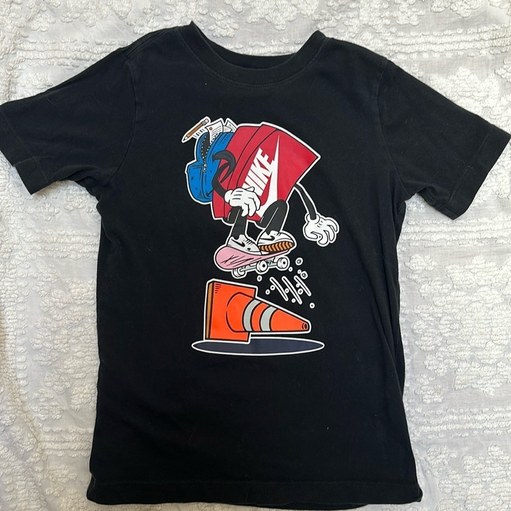 Nike Boys Red Box Skateboard Over Construction Cone size Small Black T Shirt